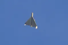 Un drone iranien de type Shahed traverse le ciel