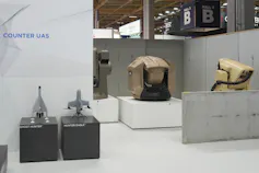 Un système d’arme laser « Iron Beam » est présenté sur un stand