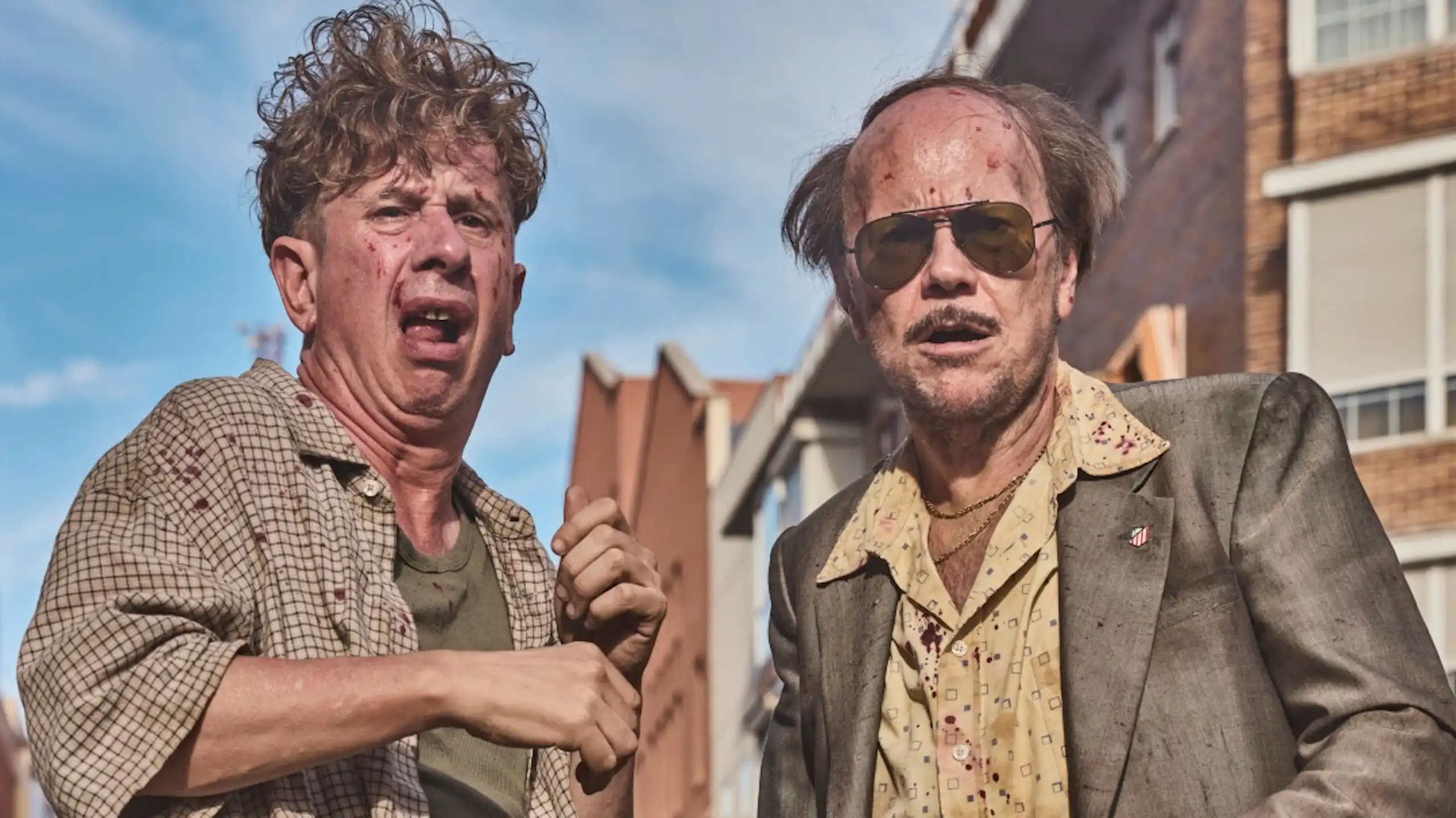 Dos hombres con aspecto desastrado miran algo fuera de campo.