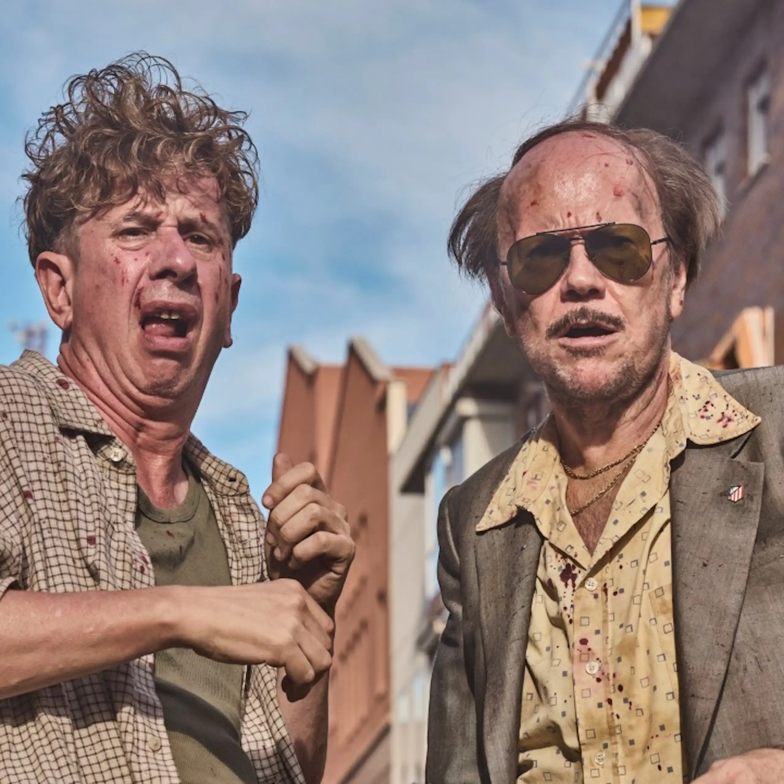 Dos hombres con aspecto desastrado miran algo fuera de campo.