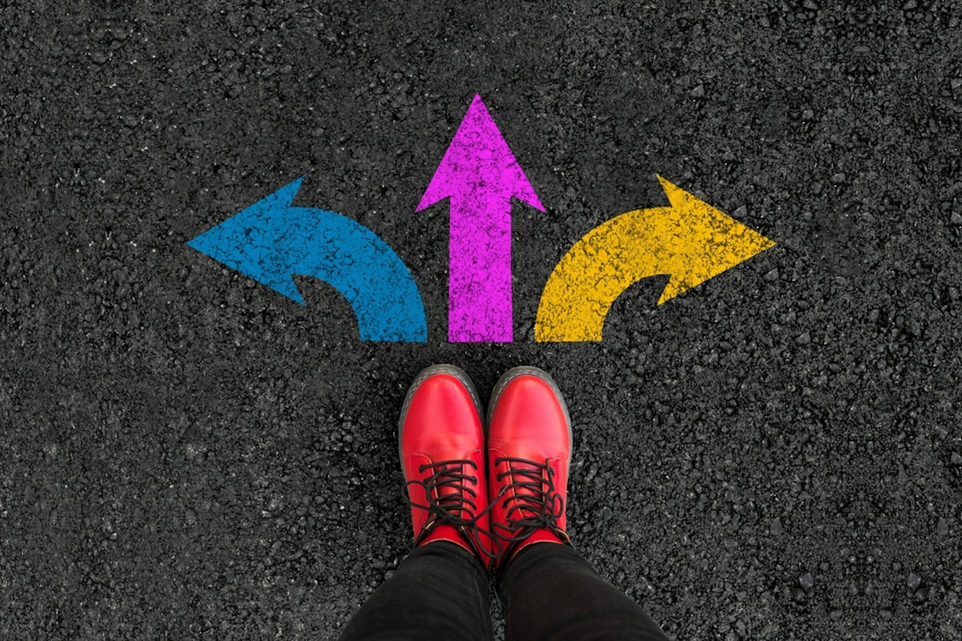 Des flèches tracées sur un trottoir. 