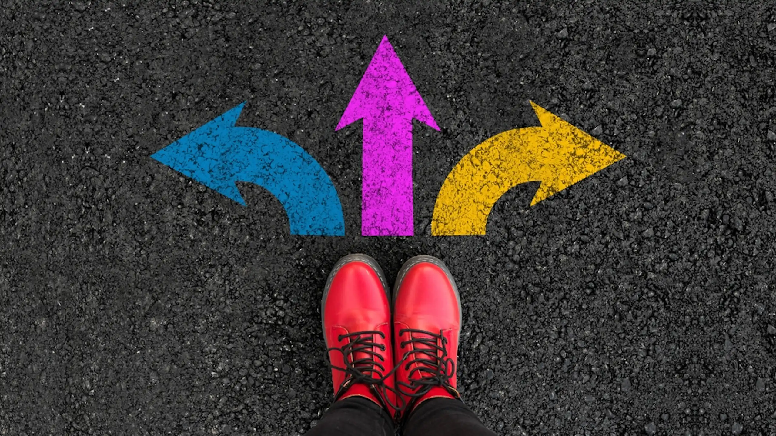 Des flèches tracées sur un trottoir.