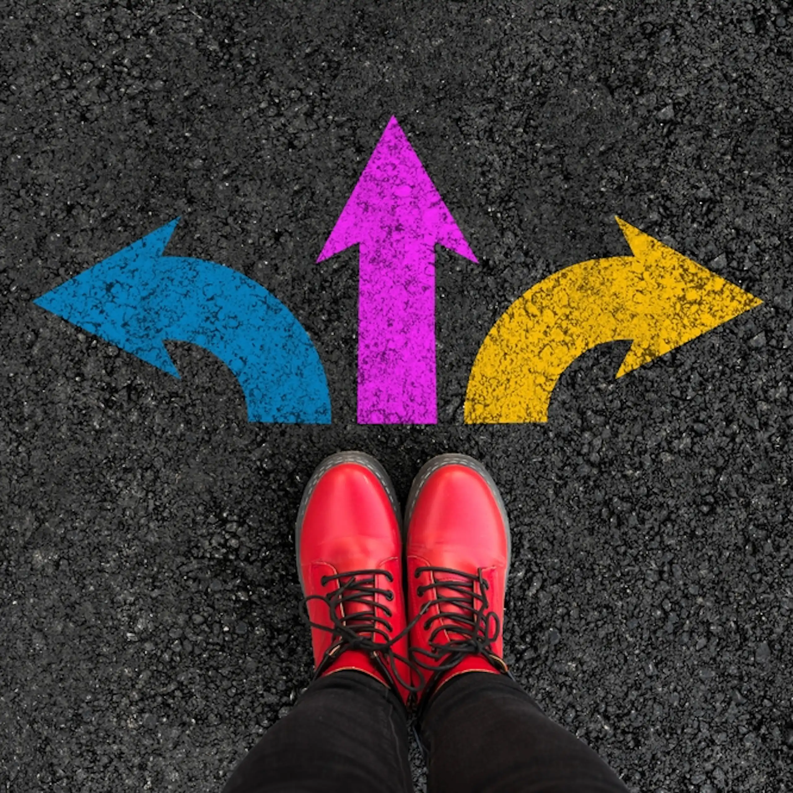 Des flèches tracées sur un trottoir.