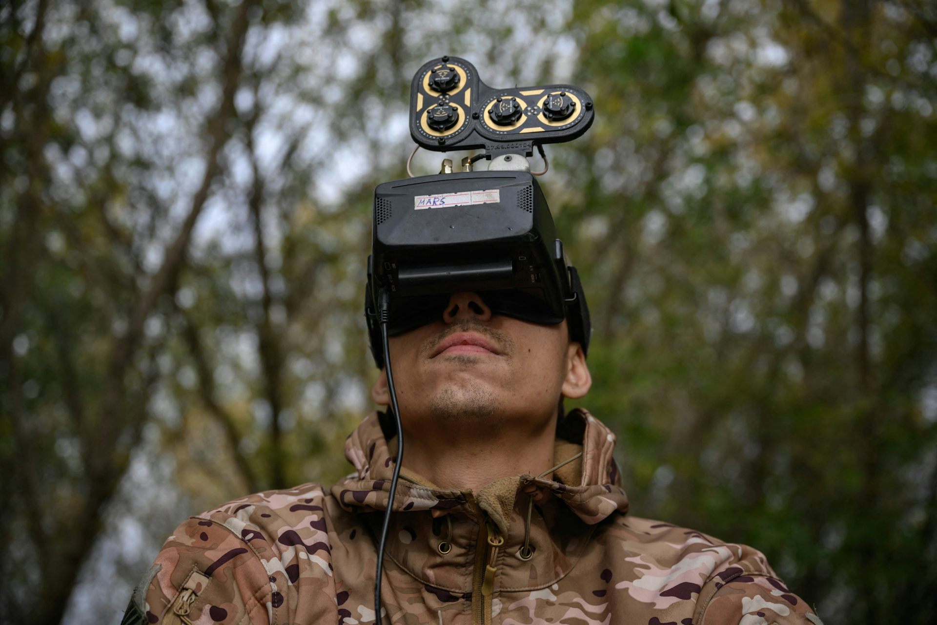 Un soldat ukrainien de l'unité « Black Wing », rattachée à la 116e brigade mécanisée, teste un drone FPV dans un atelier situé dans un lieu tenu secret près de la ligne de front dans l'est de l'Ukraine, dans la région de Kharkiv, le 8 octobre 2025.