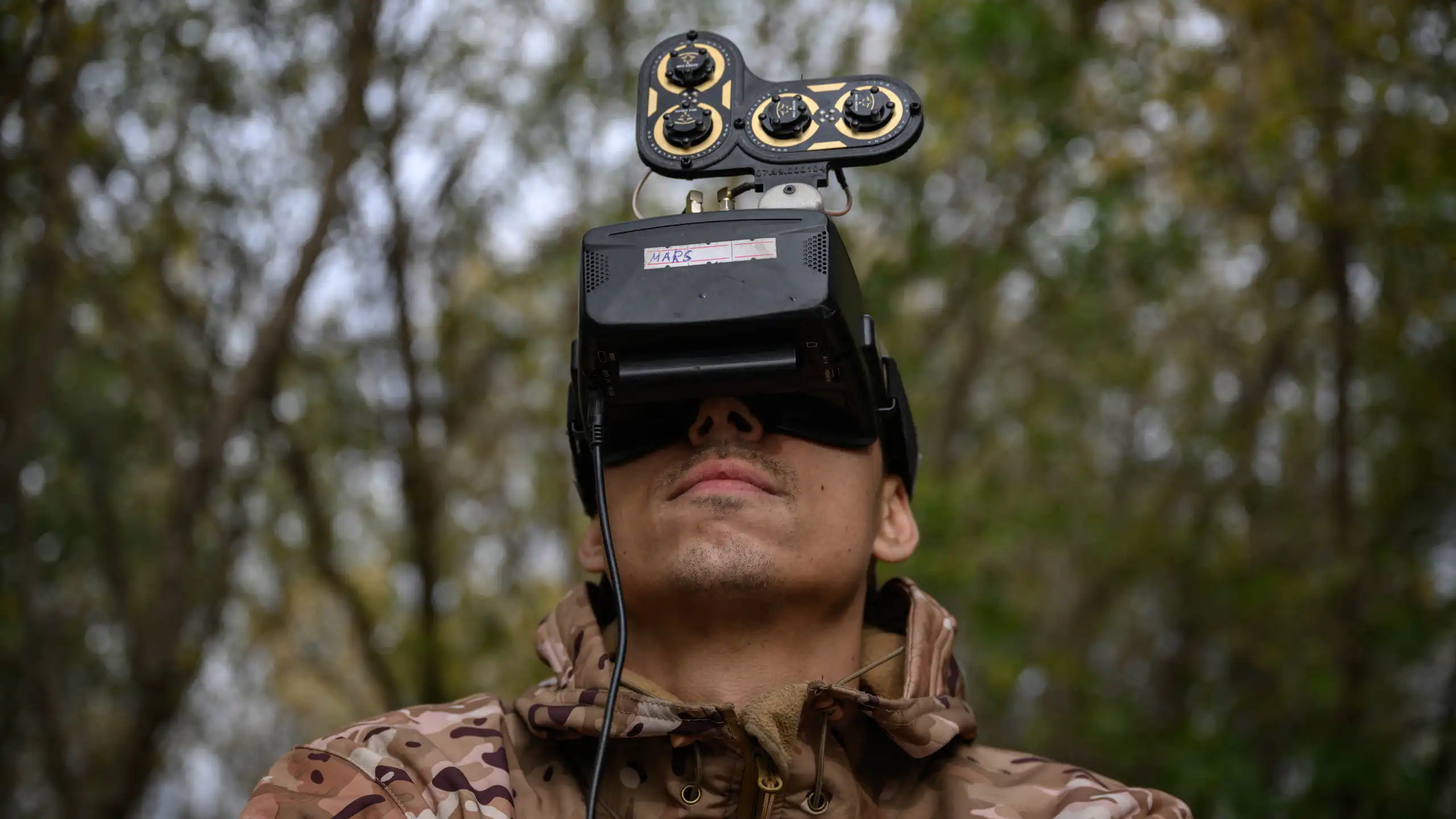 Un soldat ukrainien de l'unité « Black Wing », rattachée à la 116e brigade mécanisée, teste un drone FPV dans un atelier situé dans un lieu tenu secret près de la ligne de front dans l'est de l'Ukraine, dans la région de Kharkiv, le 8 octobre 2025.