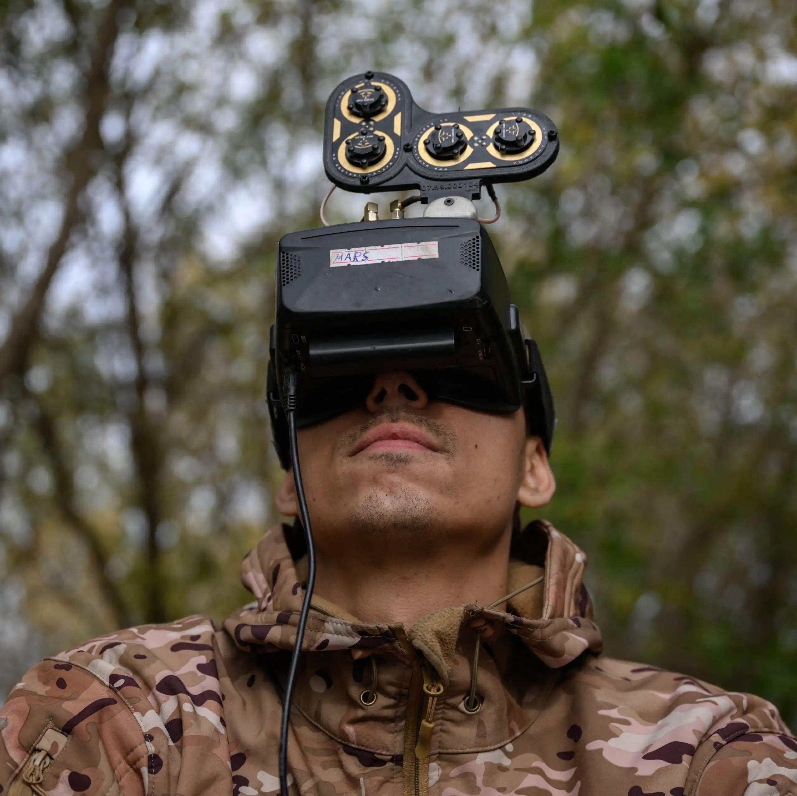 Un soldat ukrainien de l'unité « Black Wing », rattachée à la 116e brigade mécanisée, teste un drone FPV dans un atelier situé dans un lieu tenu secret près de la ligne de front dans l'est de l'Ukraine, dans la région de Kharkiv, le 8 octobre 2025.