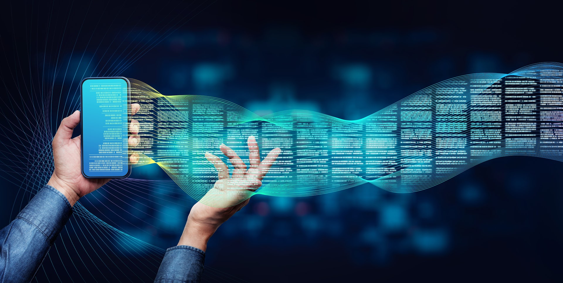 Dos mans amb un mòbil del qual ix un llamp de dades.
