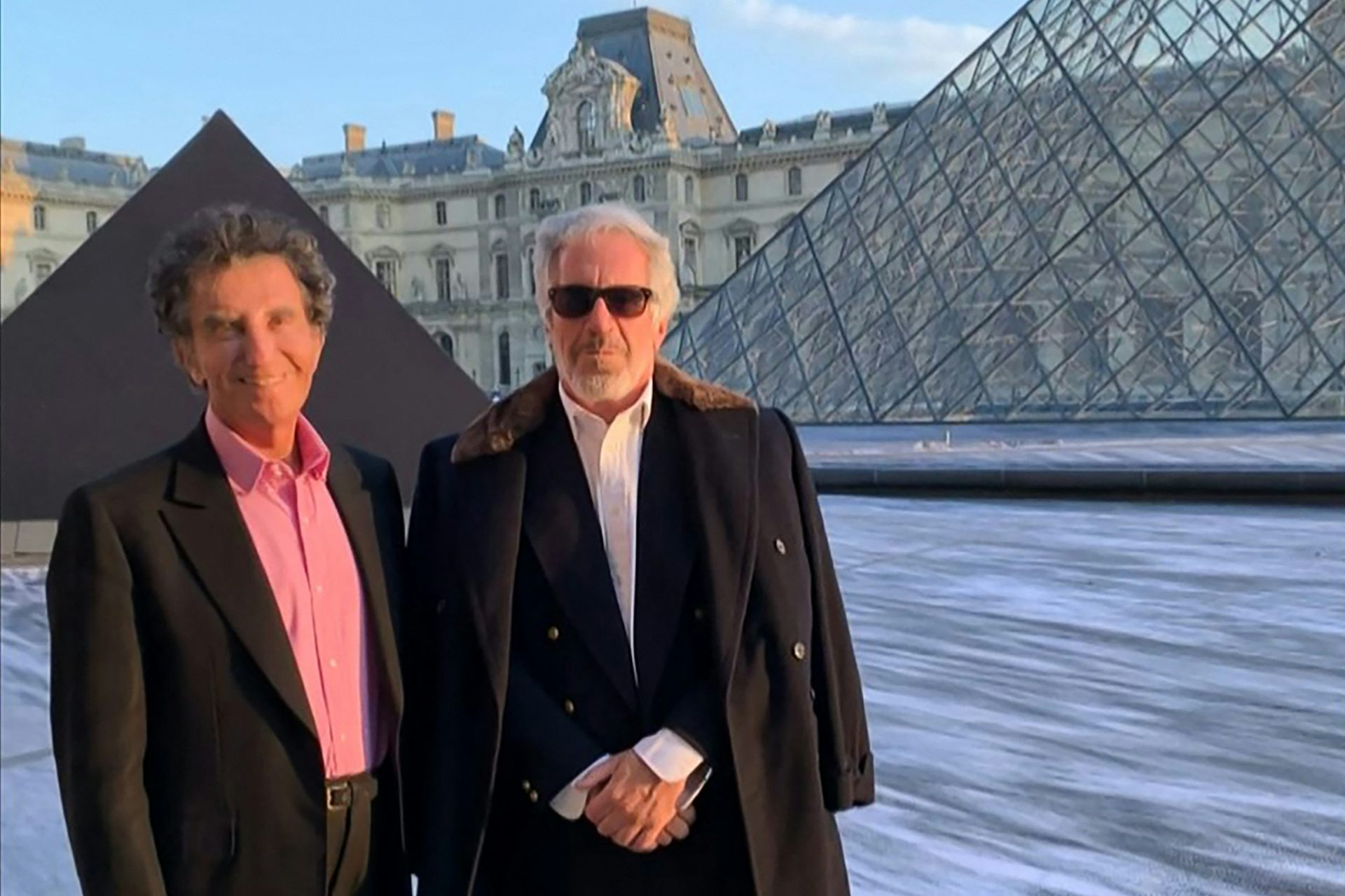 Jack Lang, ancien ministre français de la Culture, aux côtés de Jeffrey Epstein, à Paris. Capture d'écran d'une vidéo issue des dossiers Epstein, publiée par le ministère américain de la Justice. 