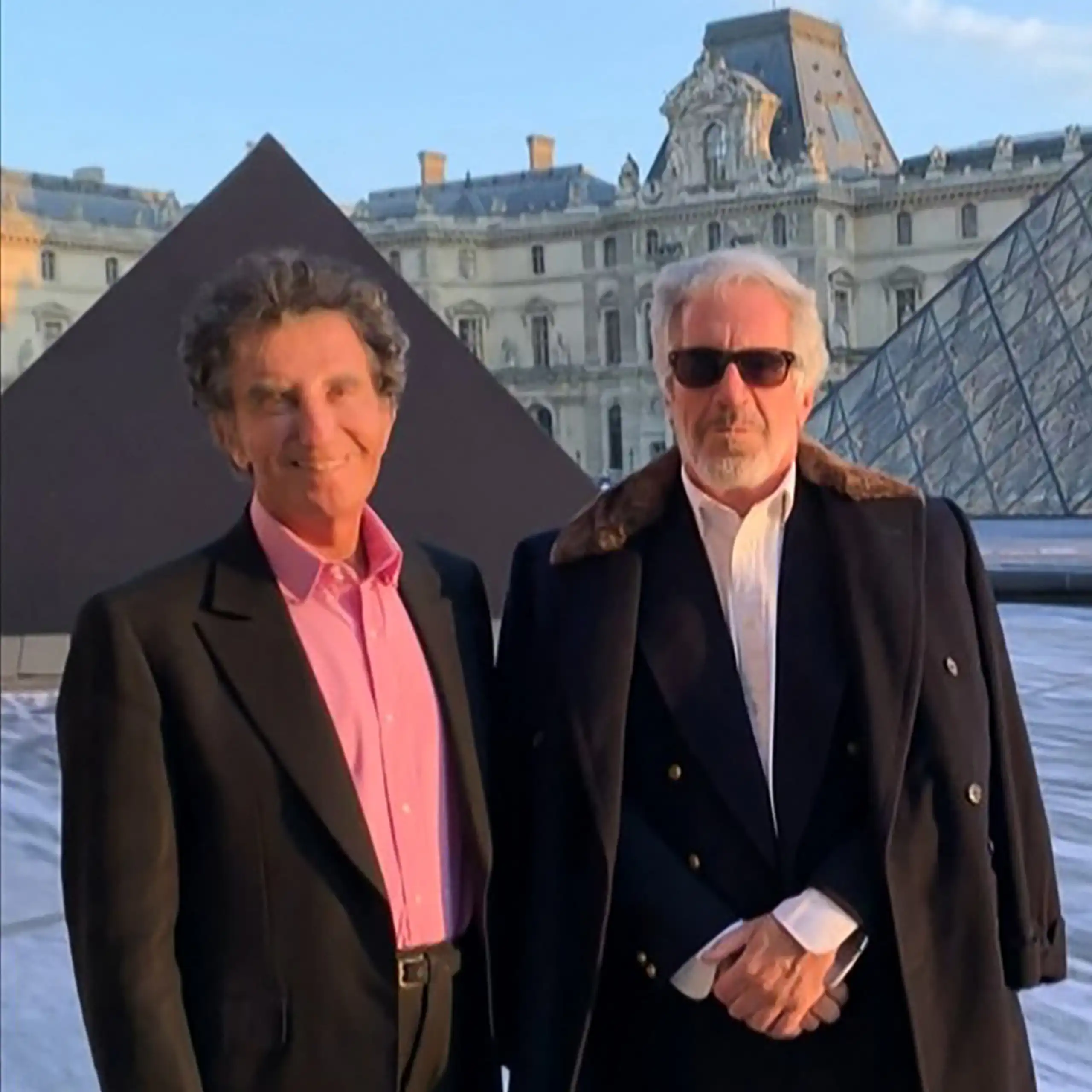 Jack Lang, ancien ministre français de la Culture, aux côtés de Jeffrey Epstein, à Paris. Capture d'écran d'une vidéo issue des dossiers Epstein, publiée par le ministère américain de la Justice.