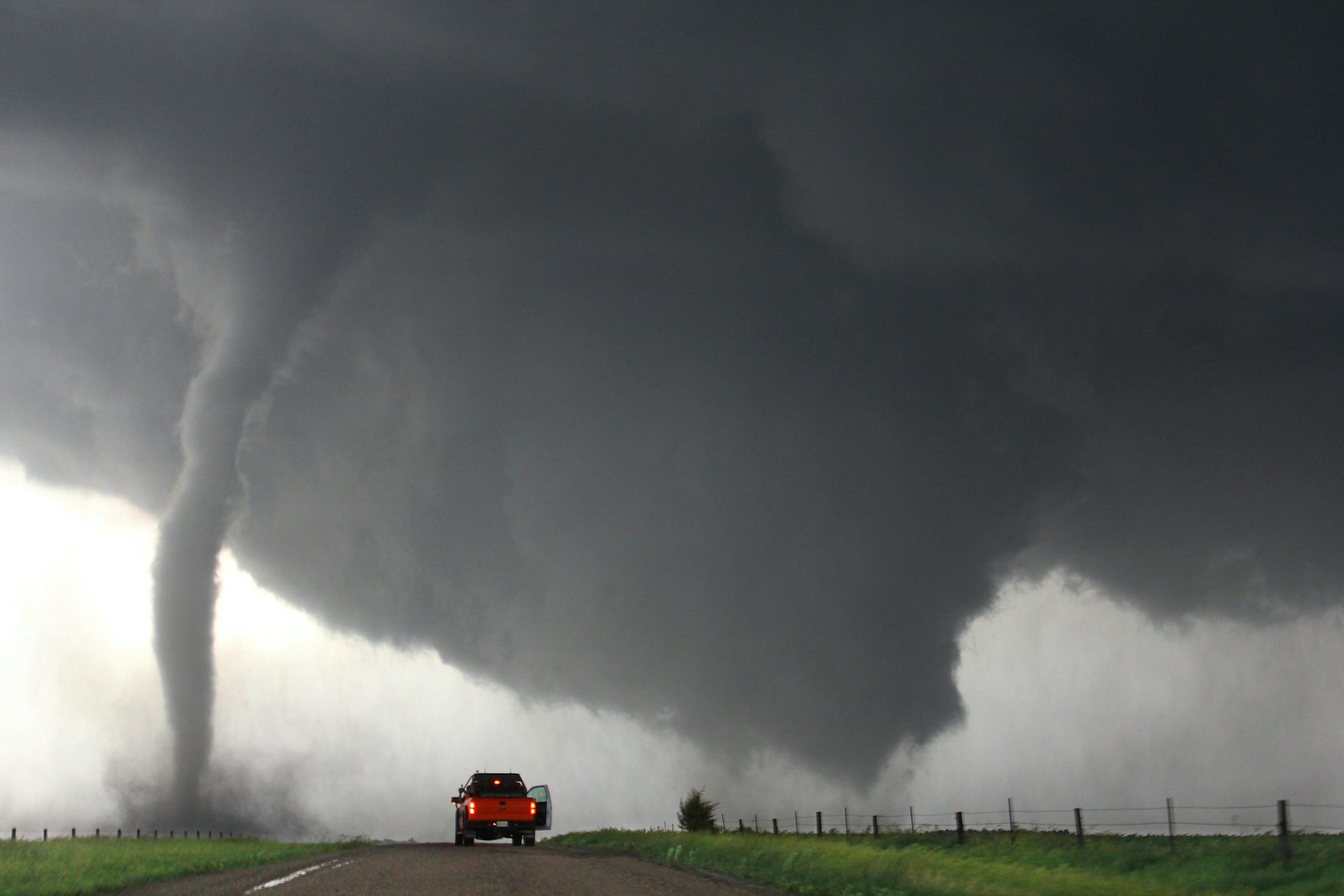 Um caminhão estacionado perto de um tornado.