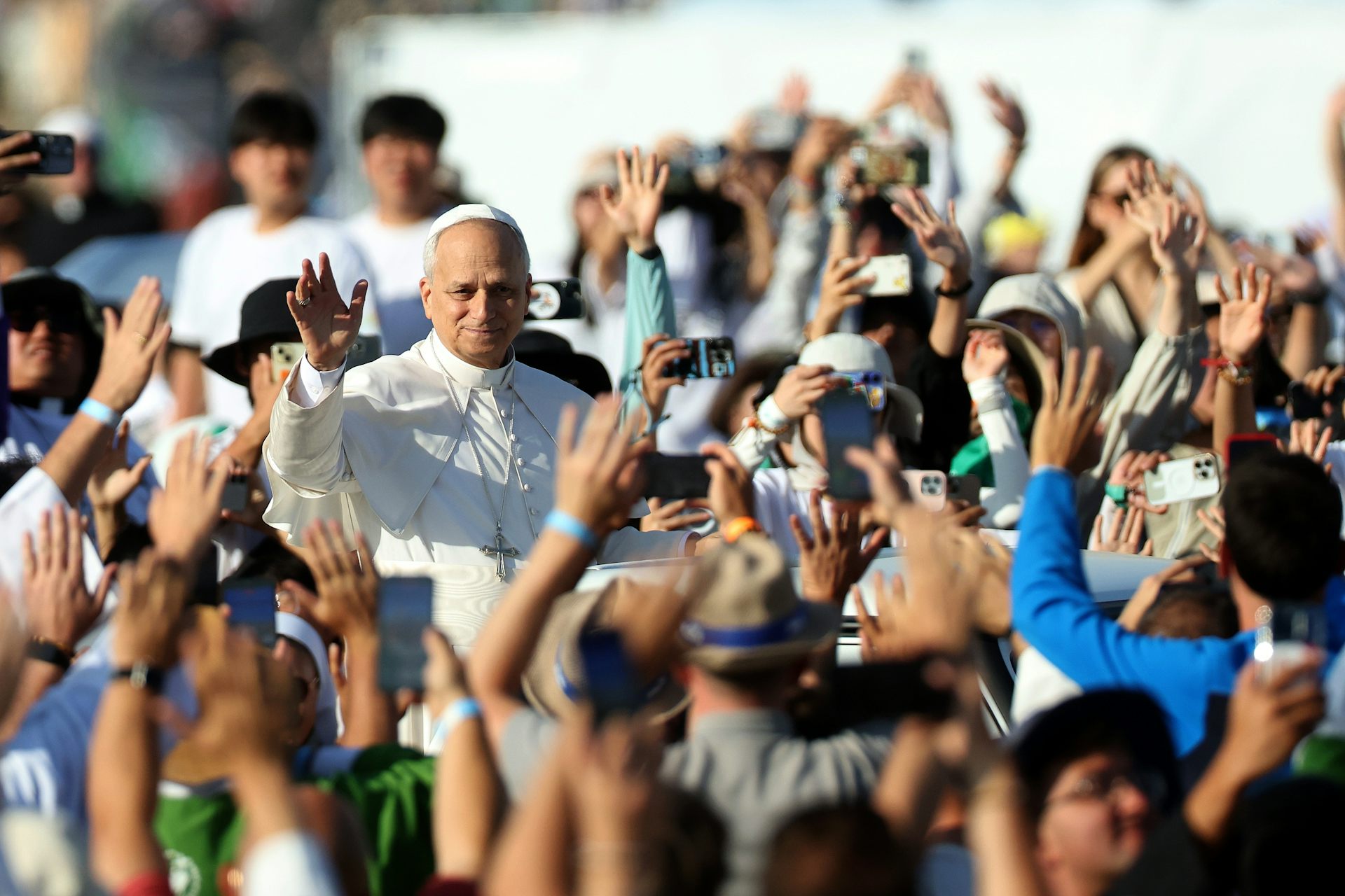 Portrait du pape Léon XIV dans la foule 