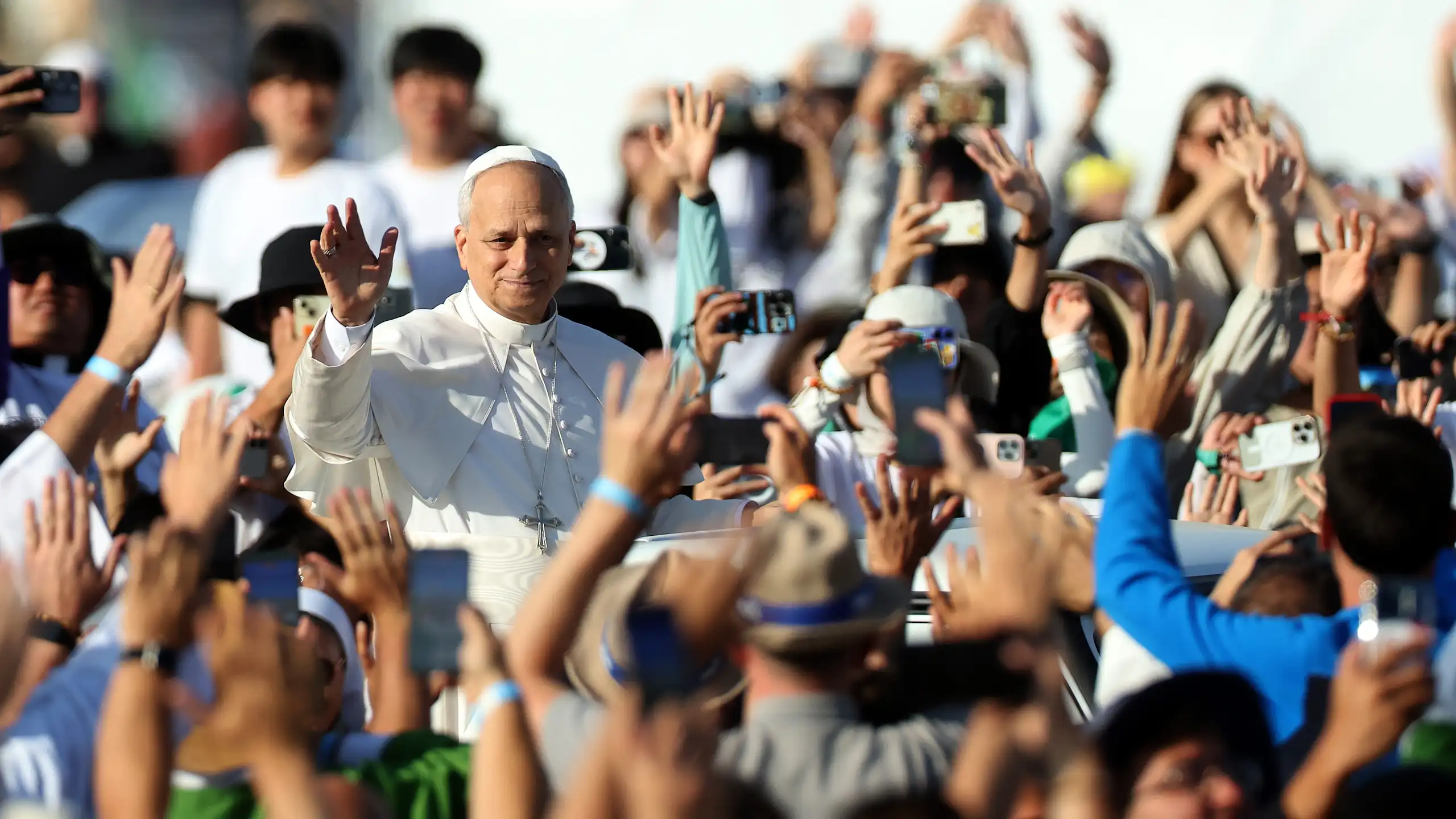 Portrait du pape Léon XIV dans la foule