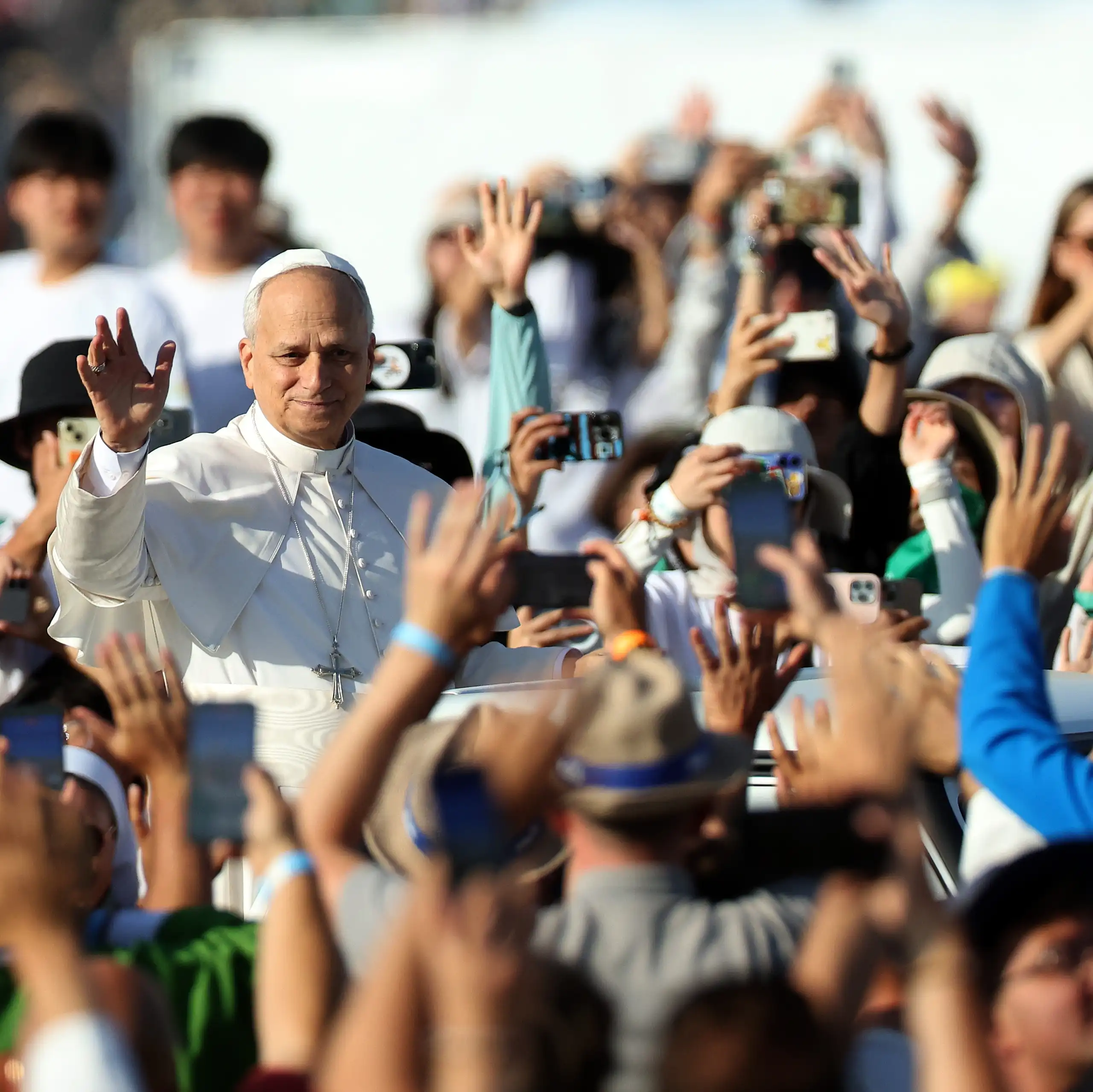 Portrait du pape Léon XIV dans la foule