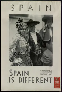 Fotografía de una mujer en un cartel que indica que Spain is different.