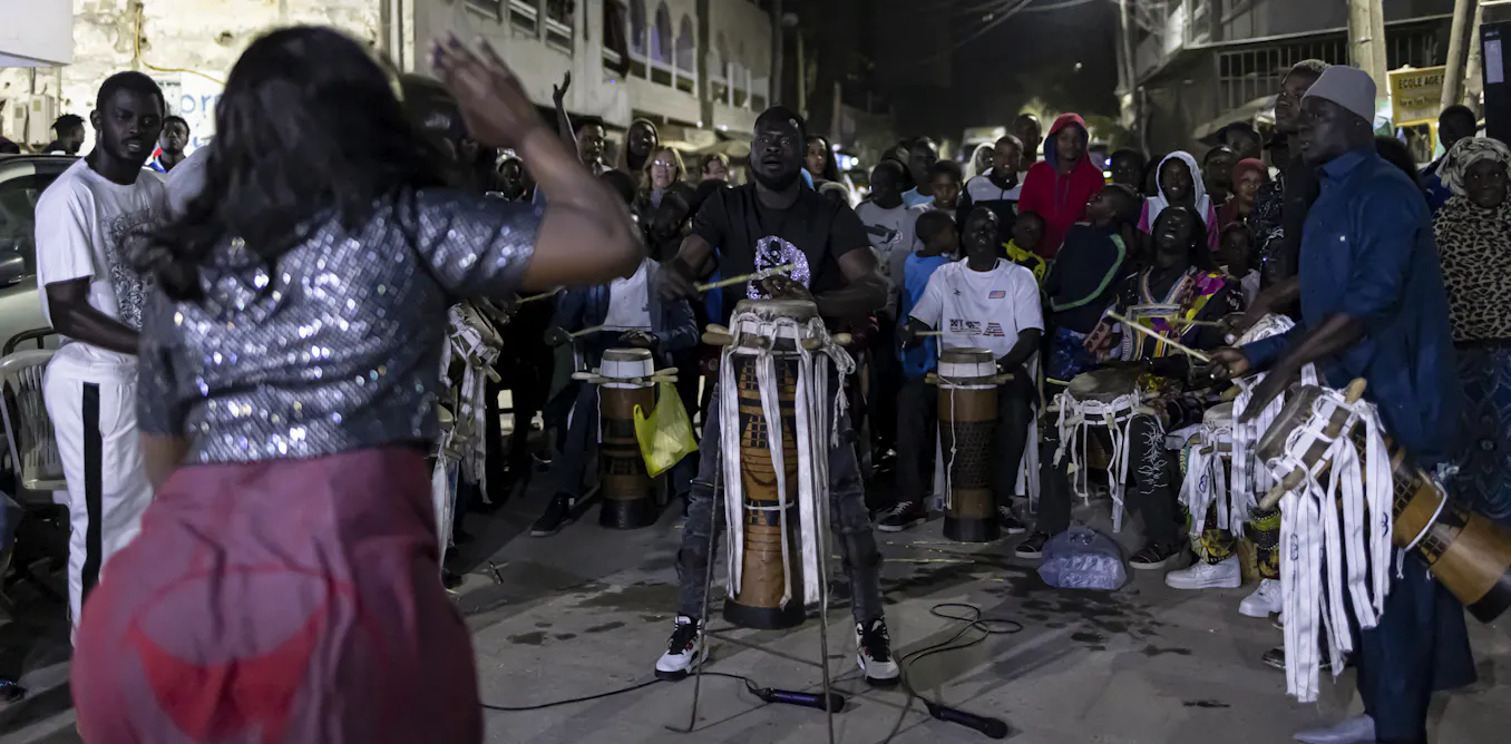 Le sabar, ce rythme sénégalais qui fait vibrer les quartiers et s'exporte dans le monde
