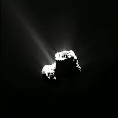Animação de um cometa girando e liberando partículas de poeira
