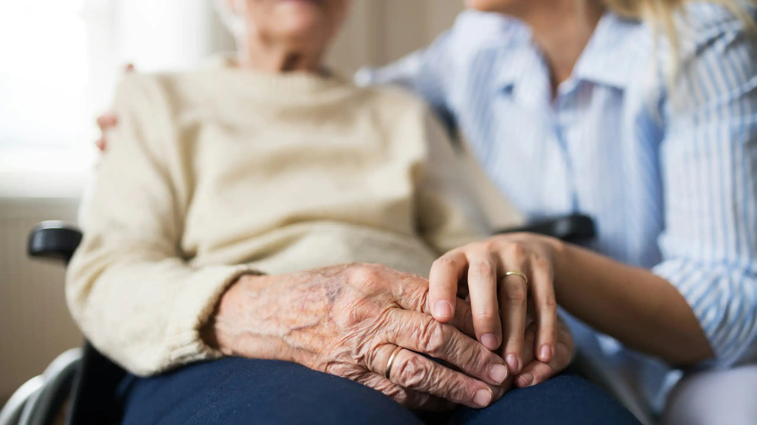 Une personne âgée avec une personne qui l'accompagne