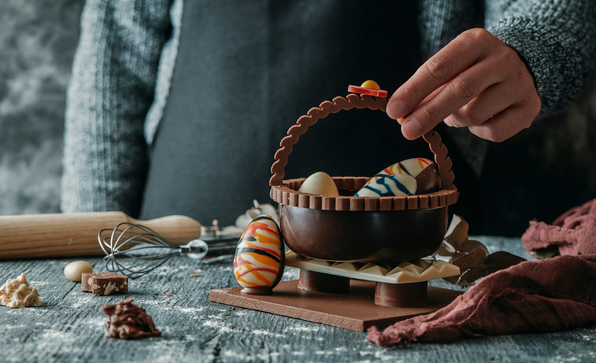 Una mona de Passqua de xocolata amb forma de cistella i ous dins.