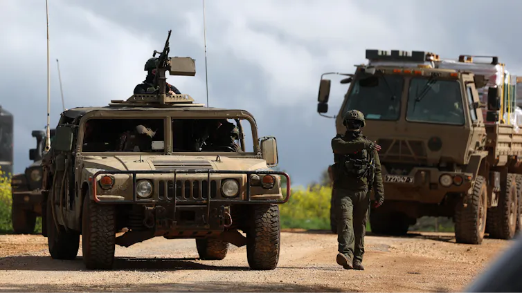 Des soldats israéliens et des véhicules militaires à un emplacement tenu secret près de la frontière israélo-libanaise