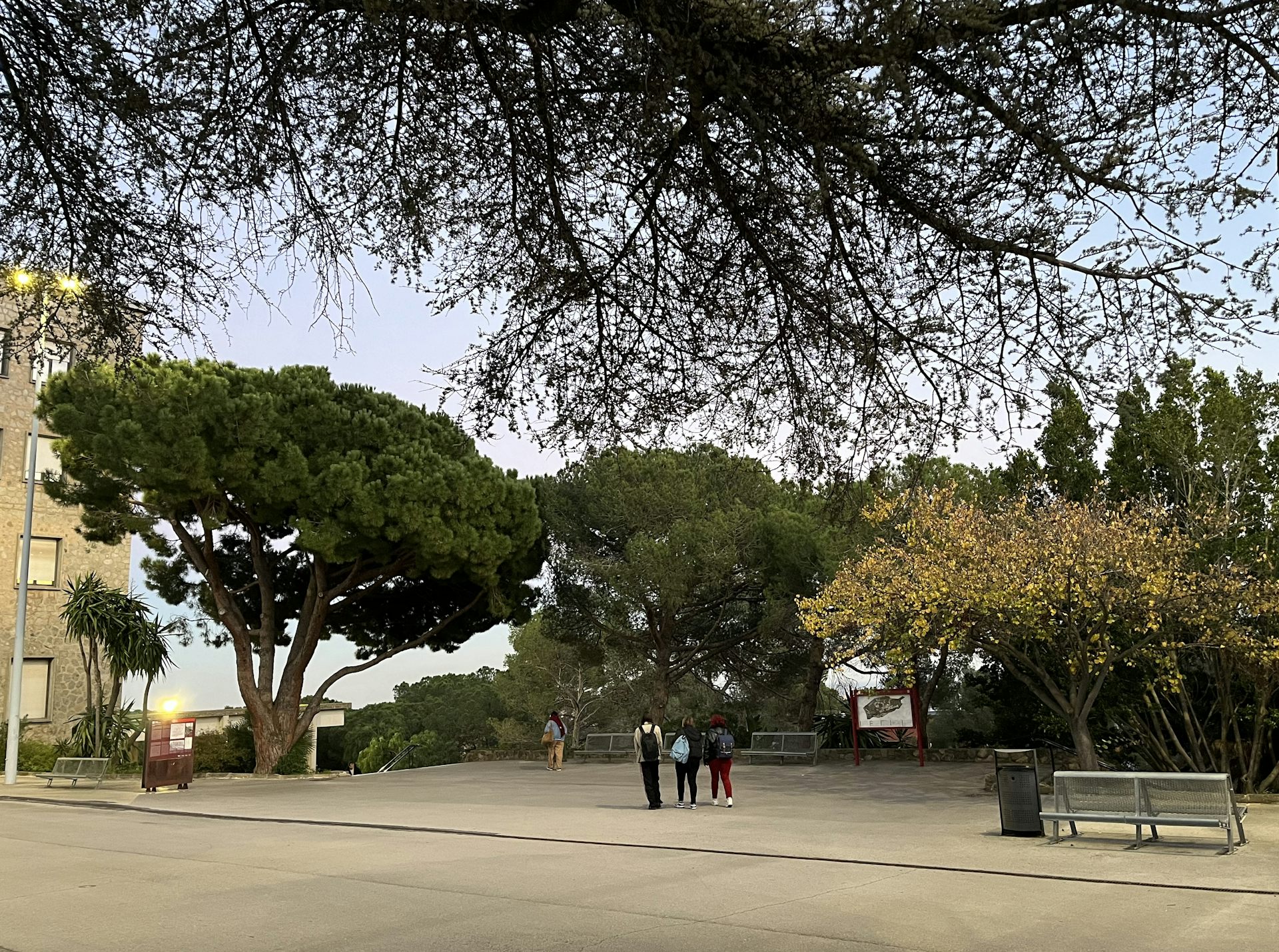 Fotografia del Campus Mundet en què s’observa la placa commemorativa situada al costat de l’edifici Llevant, antic camp de concentració franquista