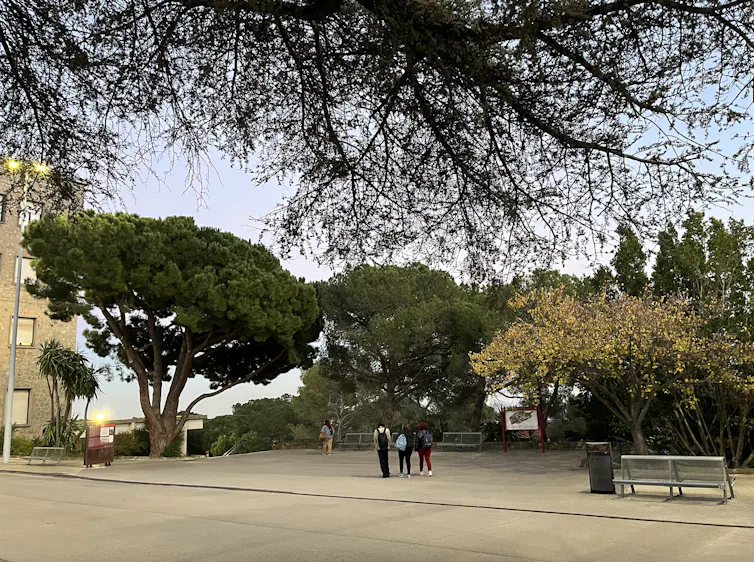 Fotografia del Campus Mundet en què s’observa la placa commemorativa situada al costat de l’edifici Llevant, antic camp de concentració franquista