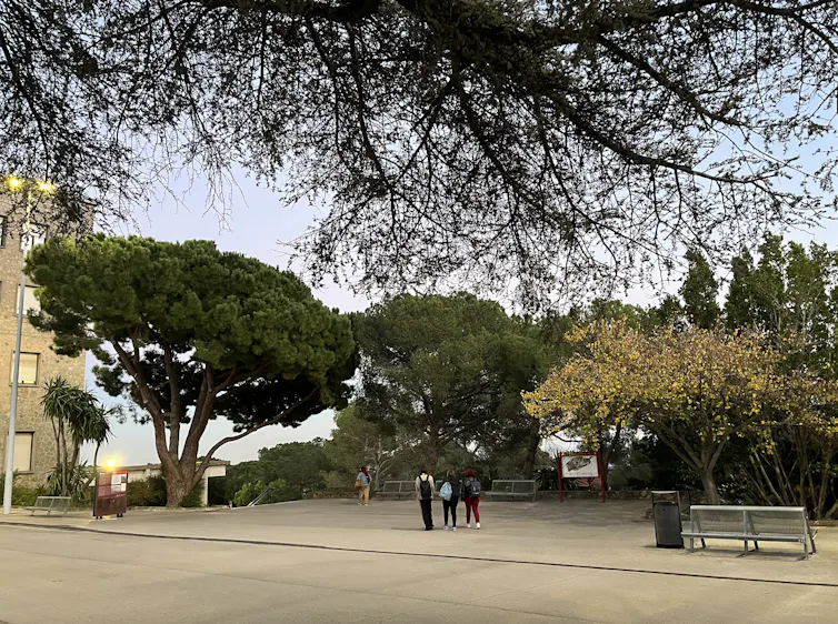 Fotografia del Campus Mundet en què s’observa la placa commemorativa situada al costat de l’edifici Llevant, antic camp de concentració franquista