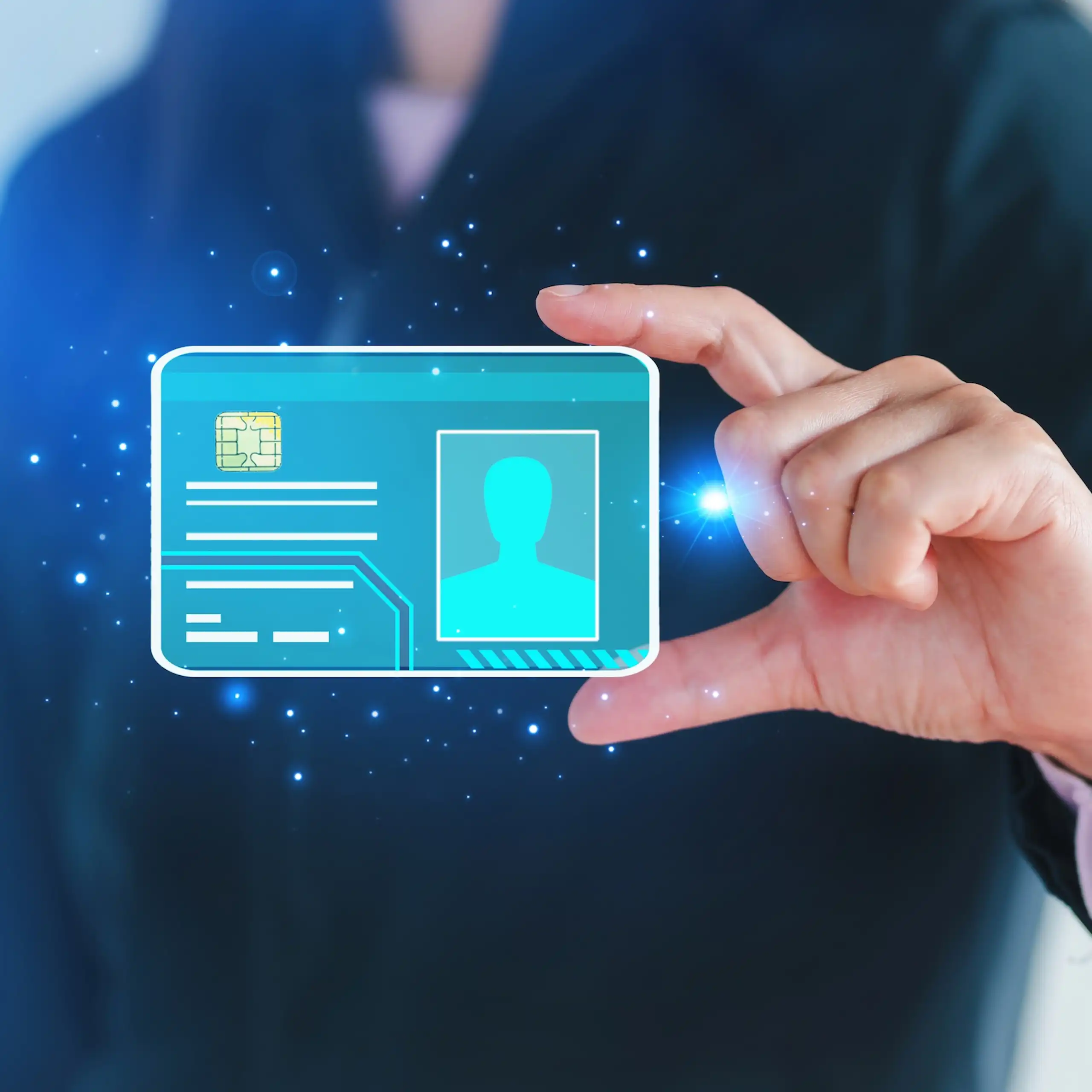 Femme montrant une carte à puce en hologramme.