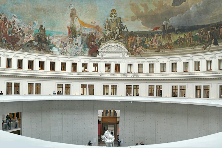 La fresque du XIXe siècle illustre le dynamisme du commerce international de la France dans différentes régions du monde.