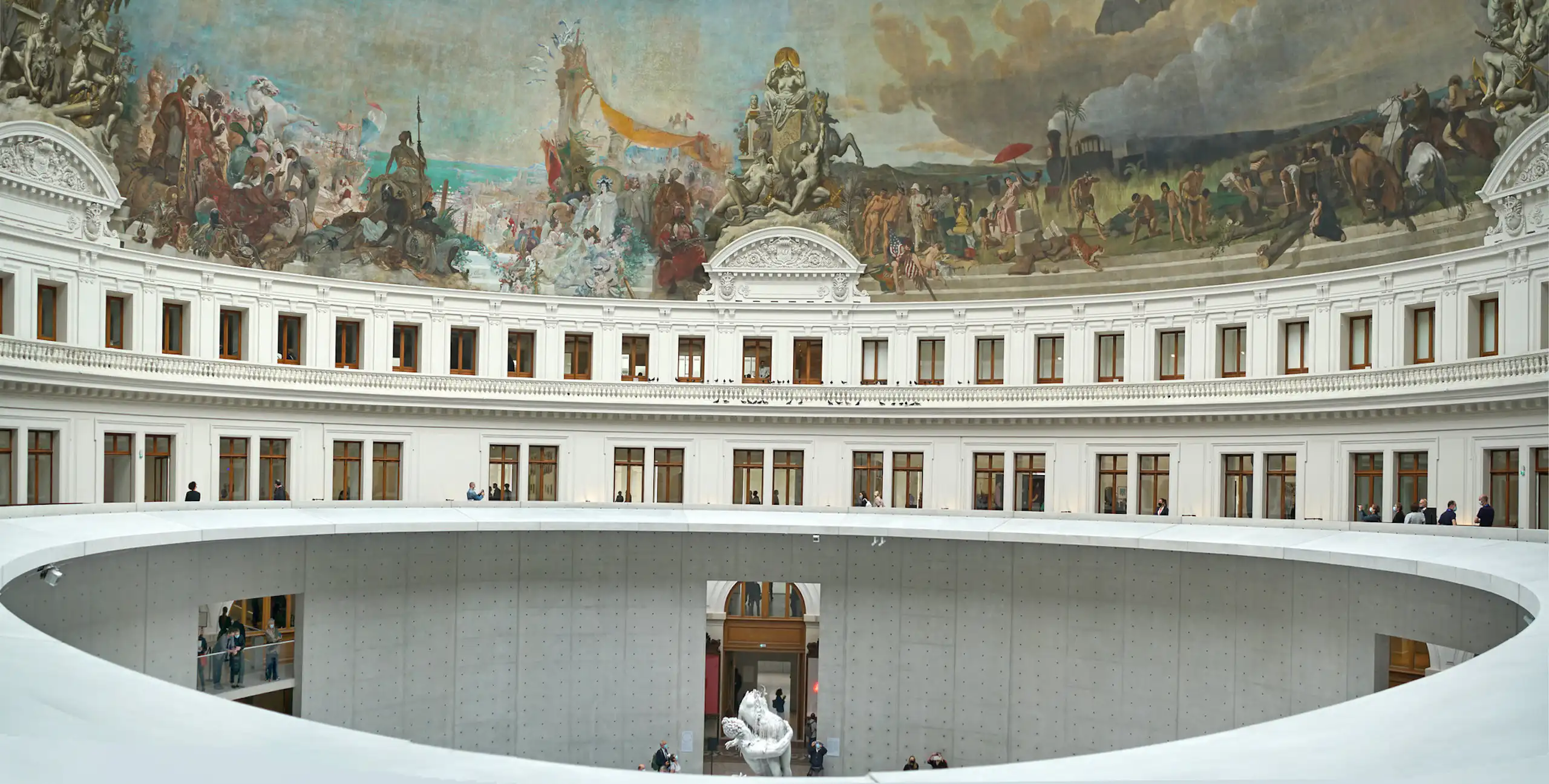 La fresque du XIXe siècle illustre le dynamisme du commerce international de la France dans différentes régions du monde.