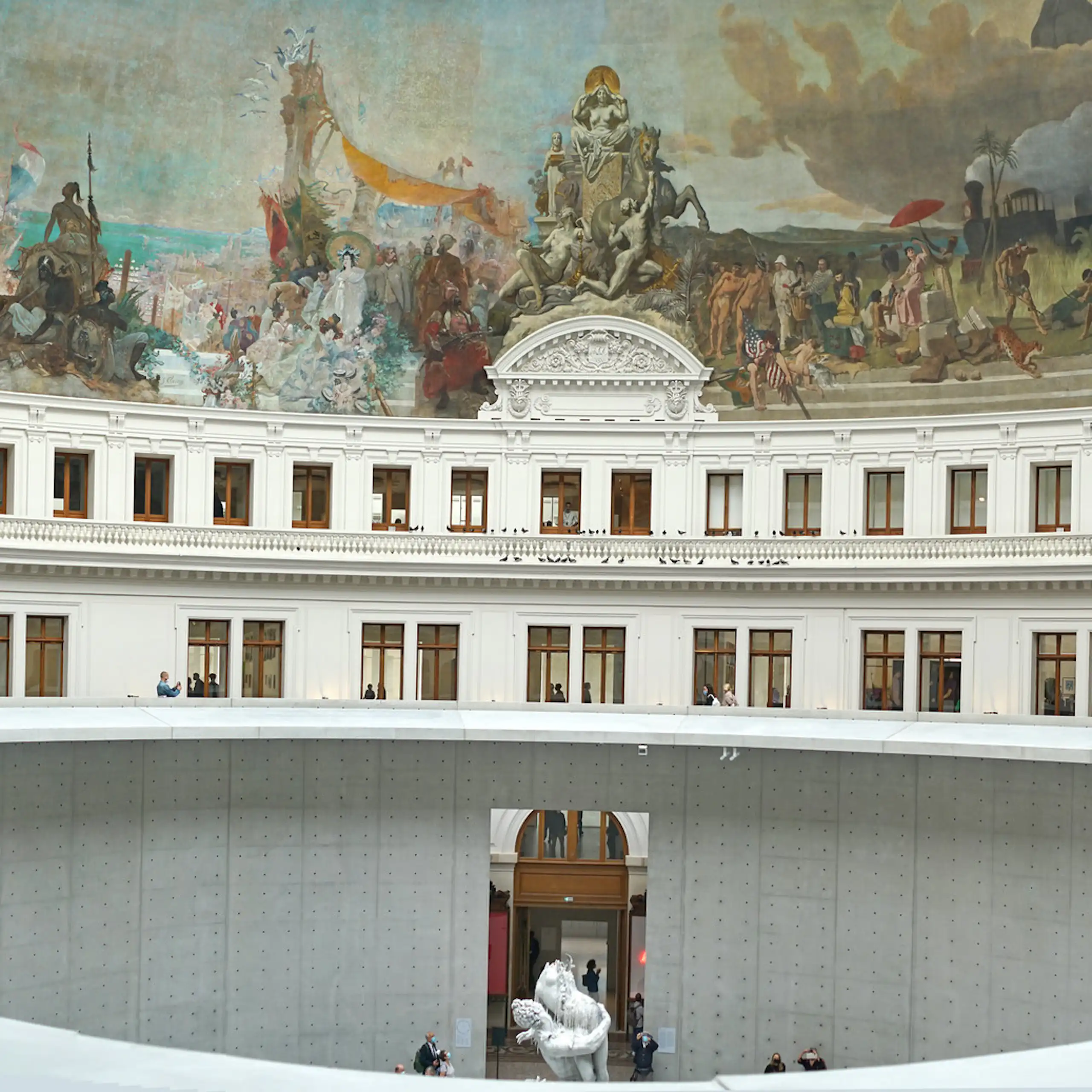 La fresque du XIXe siècle illustre le dynamisme du commerce international de la France dans différentes régions du monde.