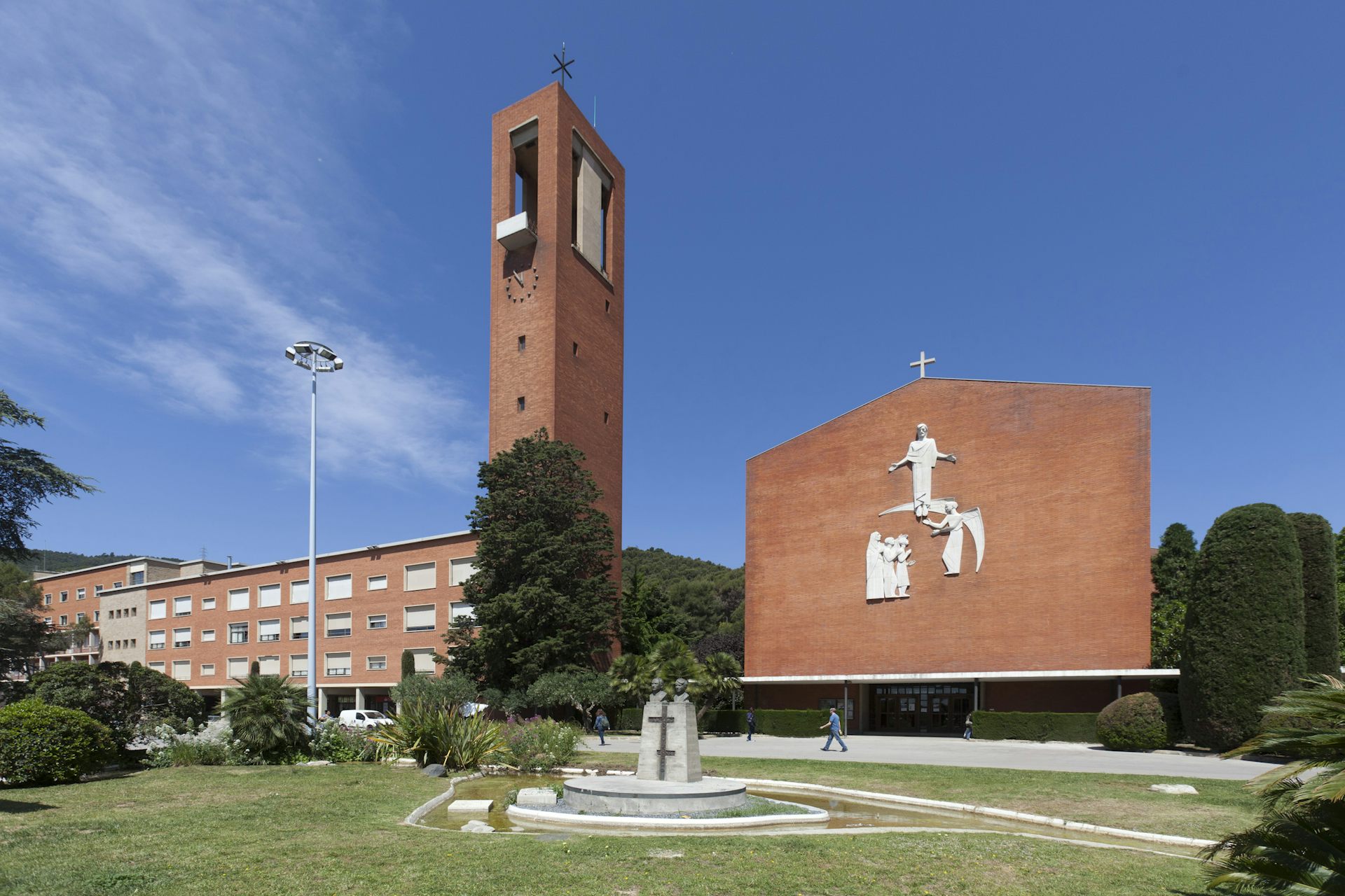 Un edifici de rajola roja i formes rectangulars.