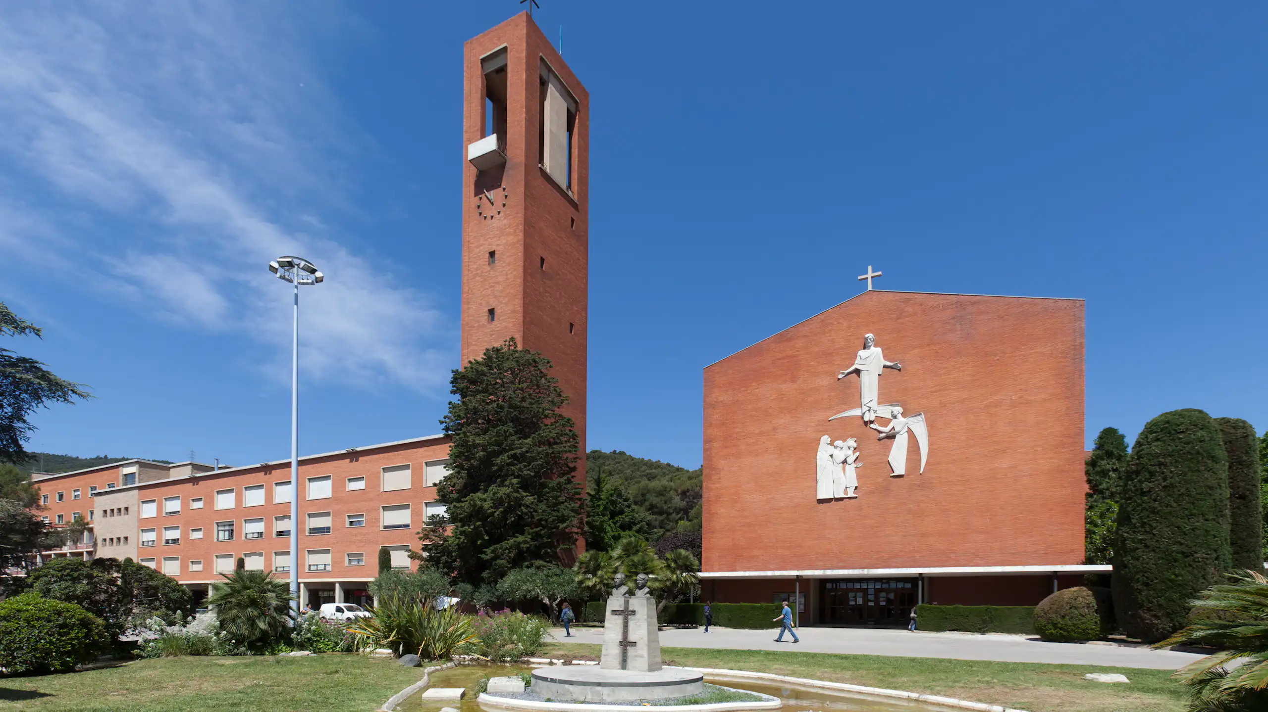 Un edifici de rajola roja i formes rectangulars.