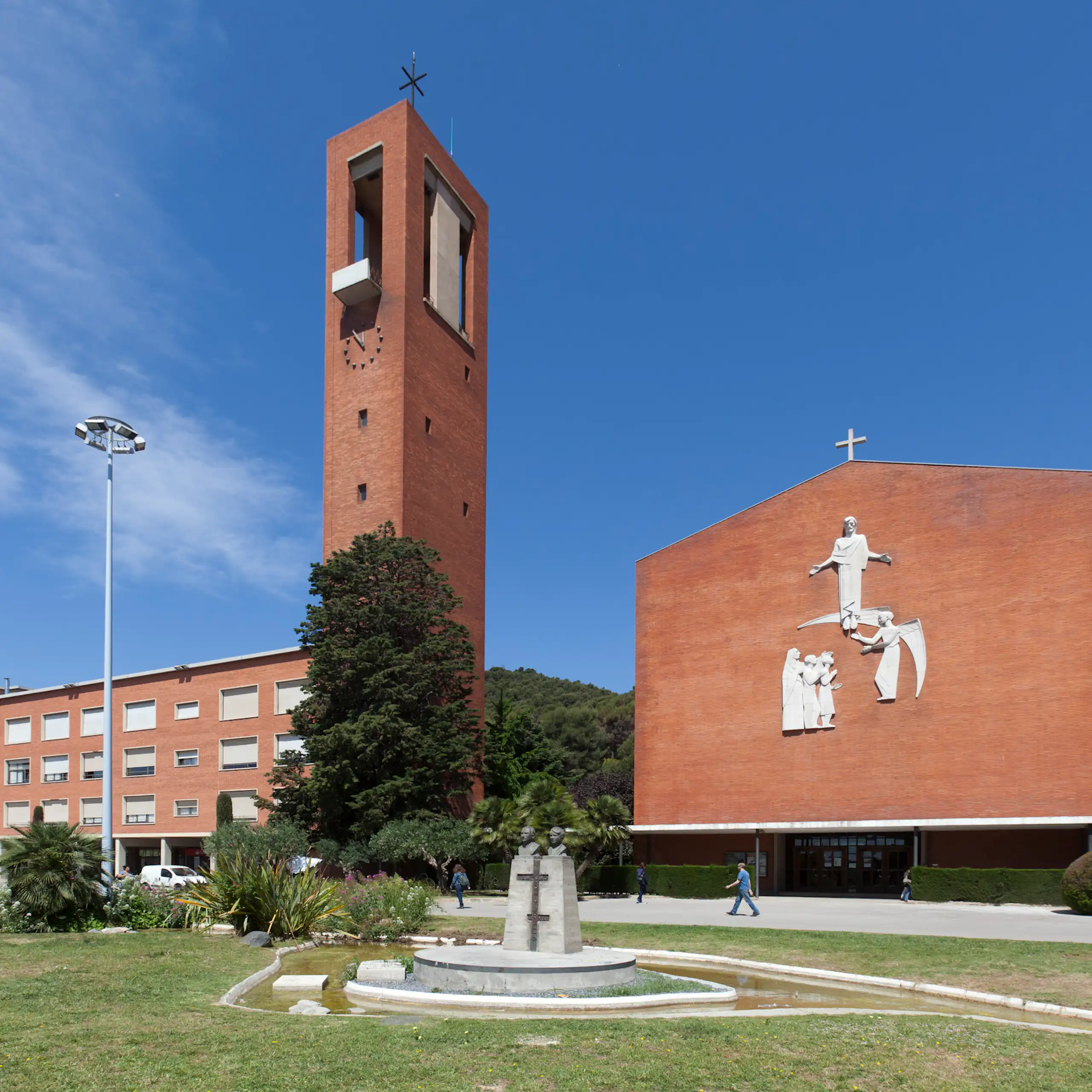 Un edifici de rajola roja i formes rectangulars.