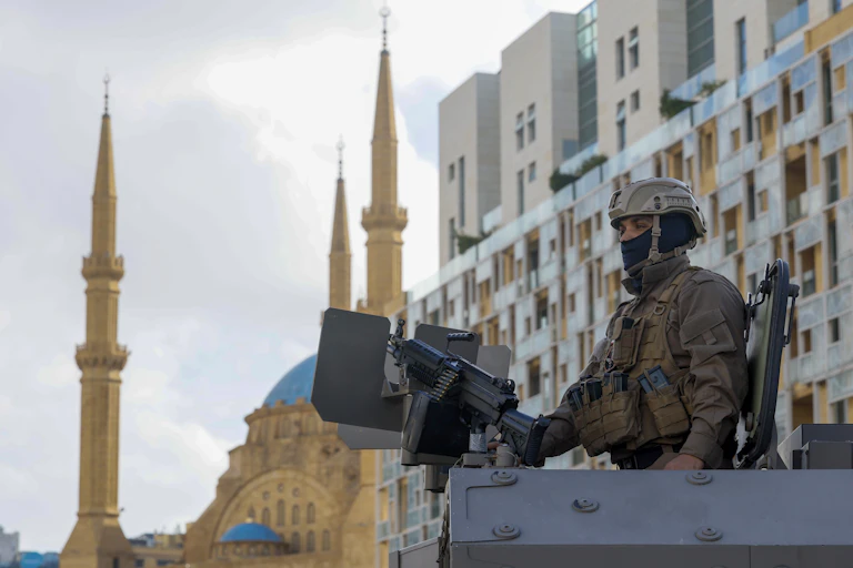 Un membre des forces de sécurité intérieure libanaises montant la garde à Beyrouth.