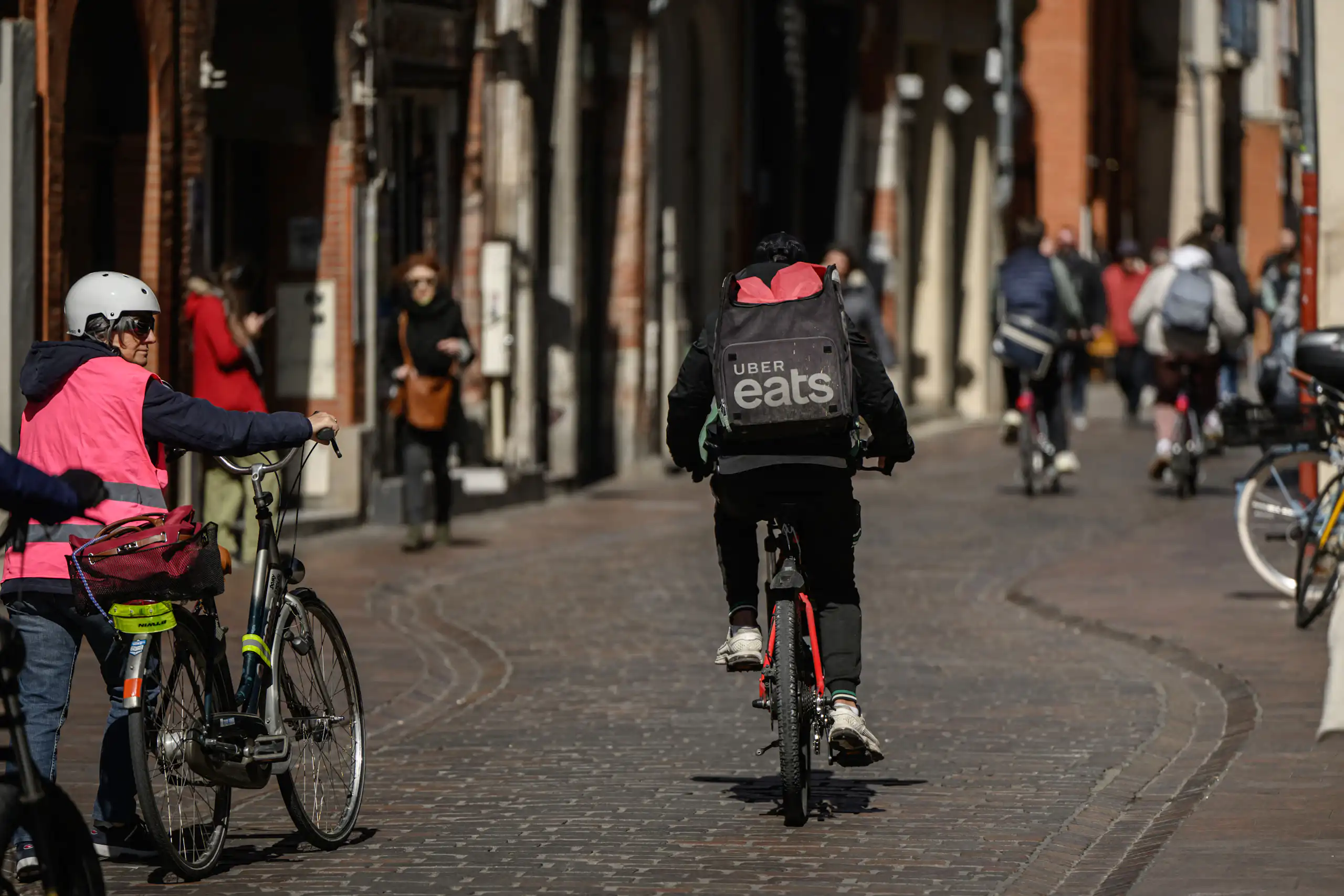 Un livreur à vélo, dans une rue de Toulouse, le 18 mars 2025.