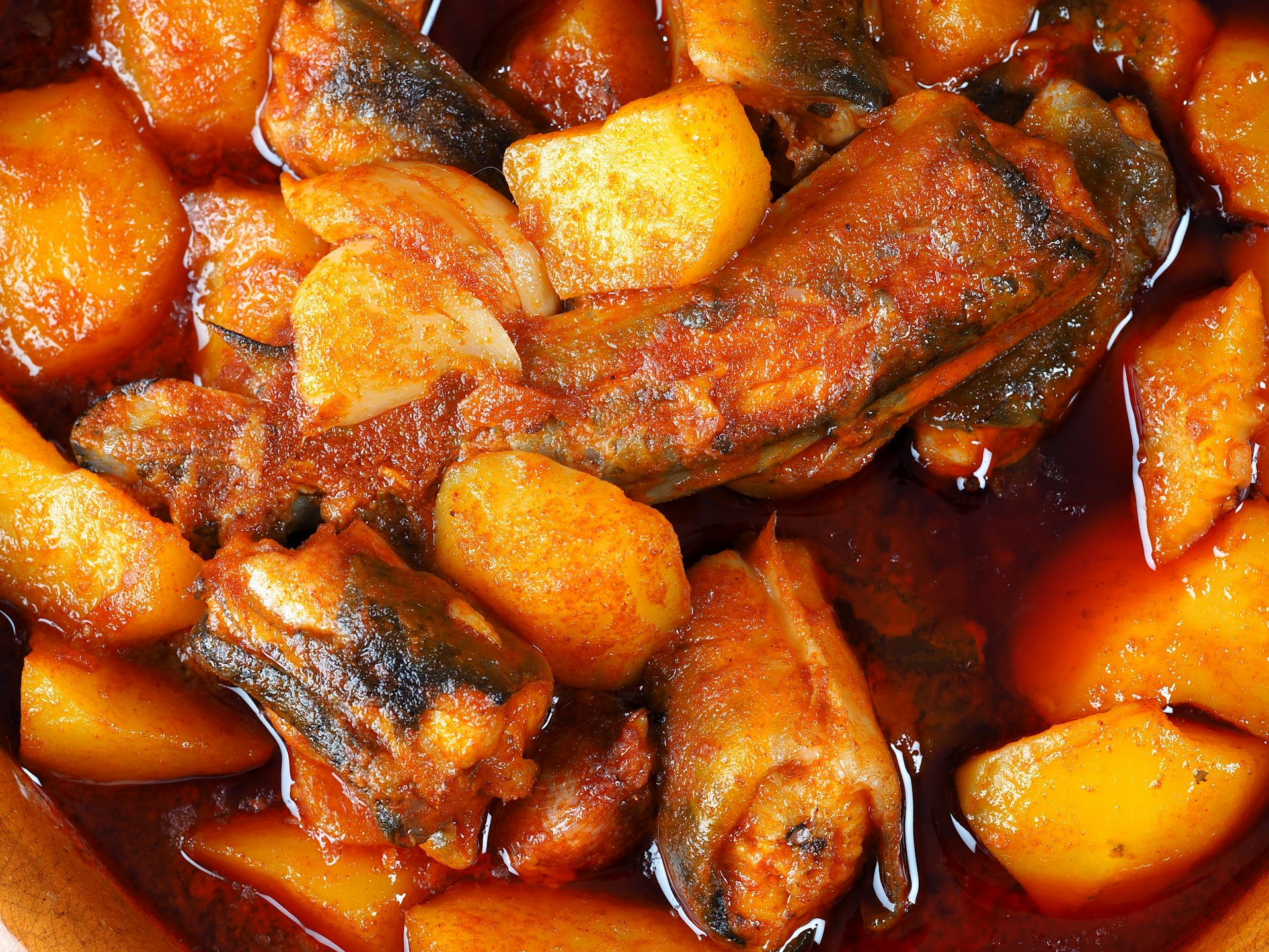 _all i pebre_ un plato típico de la Albufera valenciana que se cocina con anguila.