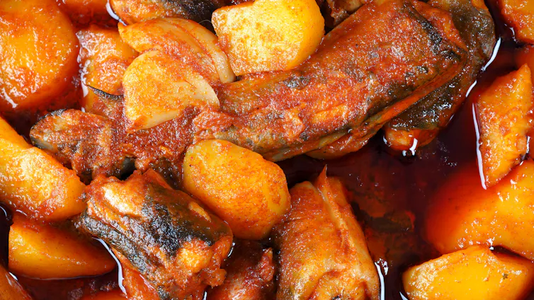 Un plato de _all i pebre_ típico de la Albufera valenciana que se cocina con anguila.