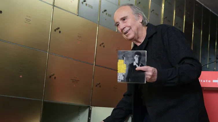 El cantautor Joan Manuel Serrat durante un homenaje de la Caja de las Letras en el Instituto Cervantes.