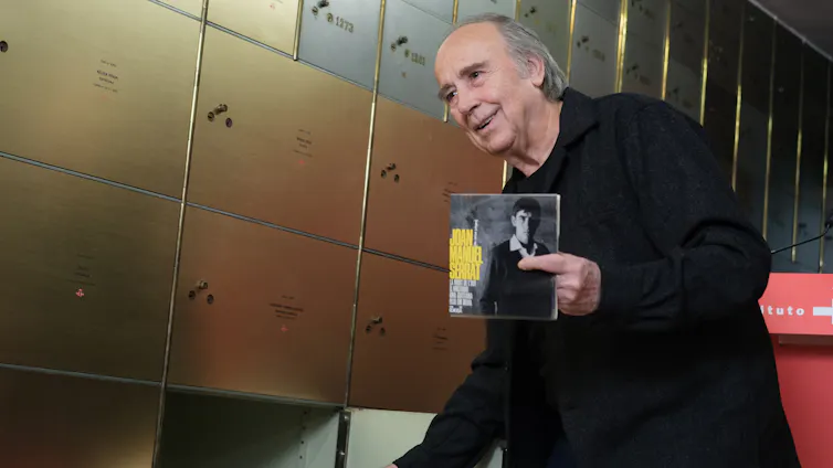 El cantautor Joan Manuel Serrat durante un homenaje de la Caja de las Letras en el Instituto Cervantes.