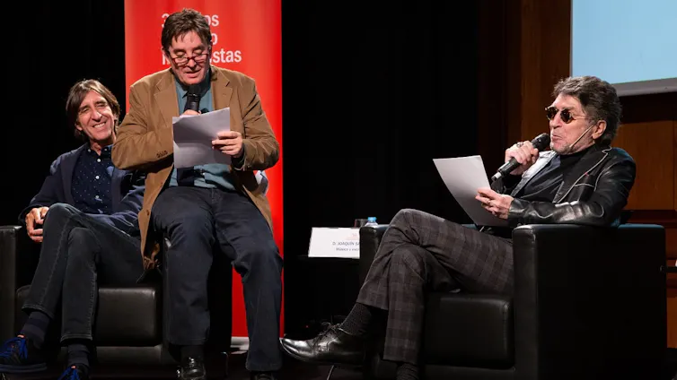 Benjamín Prado, Luis García Montero y Joaquín Sabina sobre un escenario.
