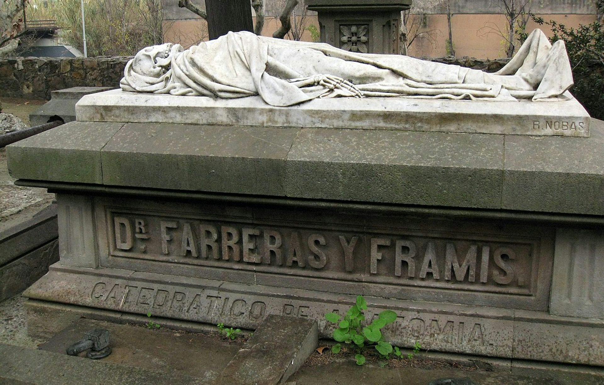 Una escultura de un esqueleto cubierto con tela.