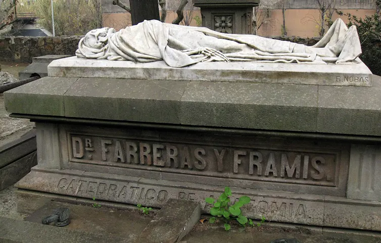 Enseñar medicina a través del arte: la escultura anatómica en una universidad española 2 Una escultura de un esqueleto cubierto con tela.