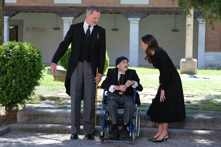 El rey Felipe y la reina Letizia durante la entrega del Premio Miguel de Cervantes a Álvaro Pombo en la Universidad de Alcalá.