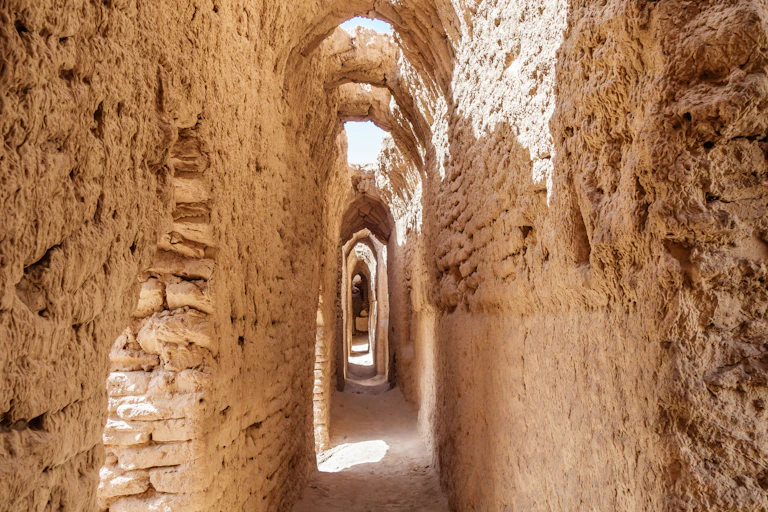 Corredor interno en las paredes exteriores para el paso de los antiguos guerreros en un castillo.