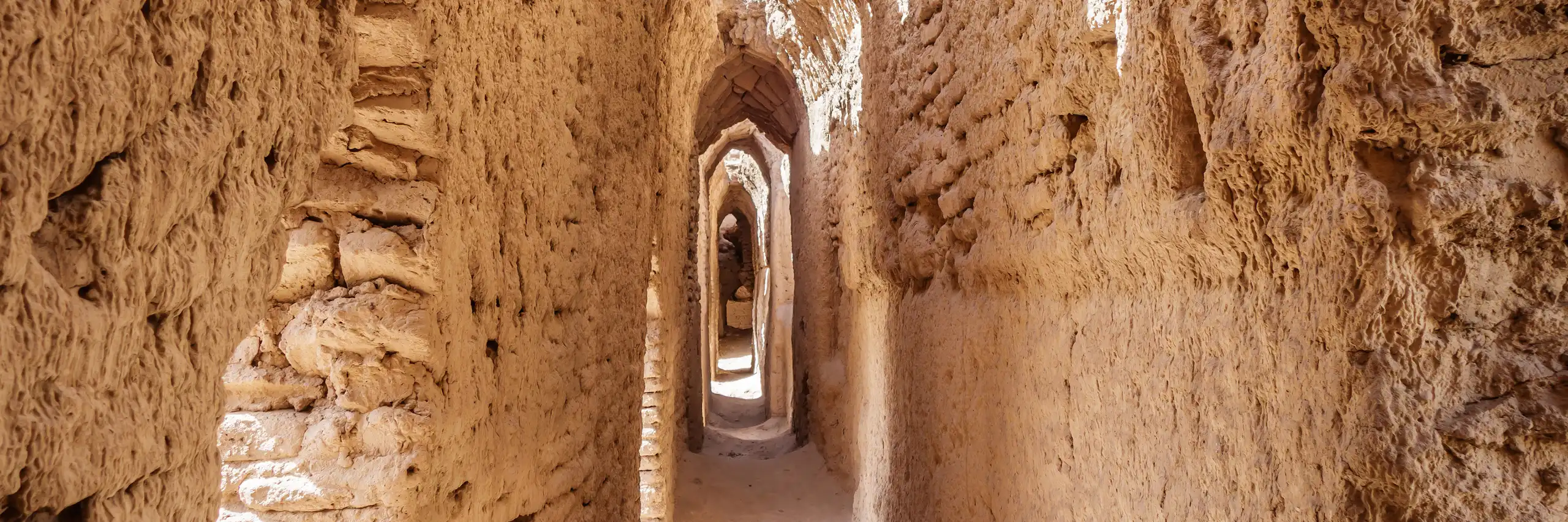 Corredor interno en las paredes exteriores para el paso de los antiguos guerreros en un castillo.