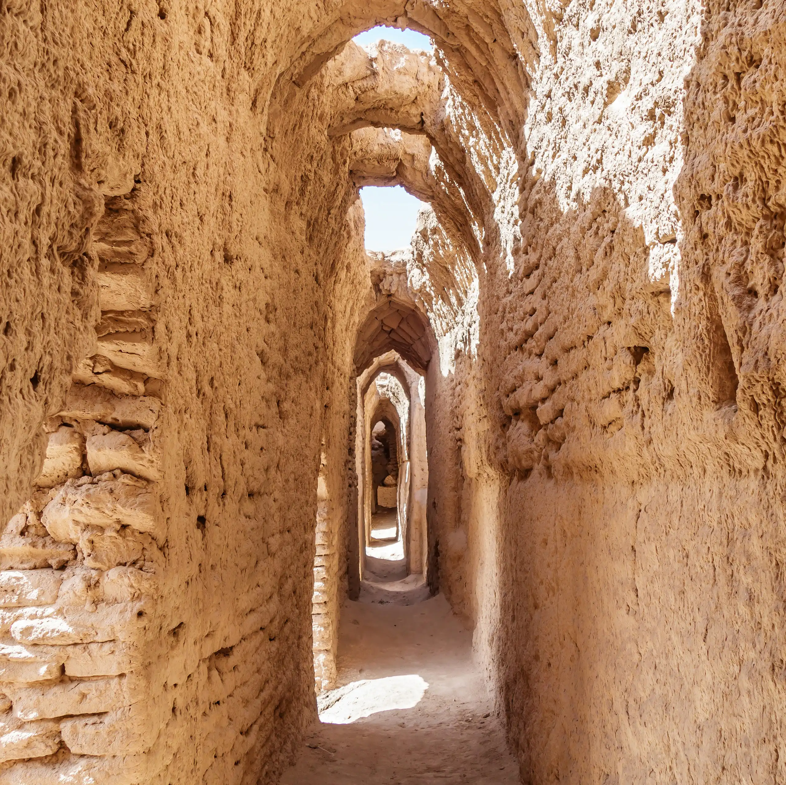 Corredor interno en las paredes exteriores para el paso de los antiguos guerreros en un castillo.