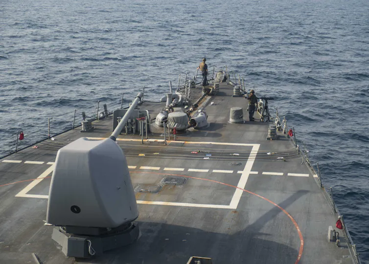 Israel no sólo está respondiendo a las amenazas: está remodelando Oriente Medio 2 Personal de la Marina de los EE. UU. en un barco estadounidense.