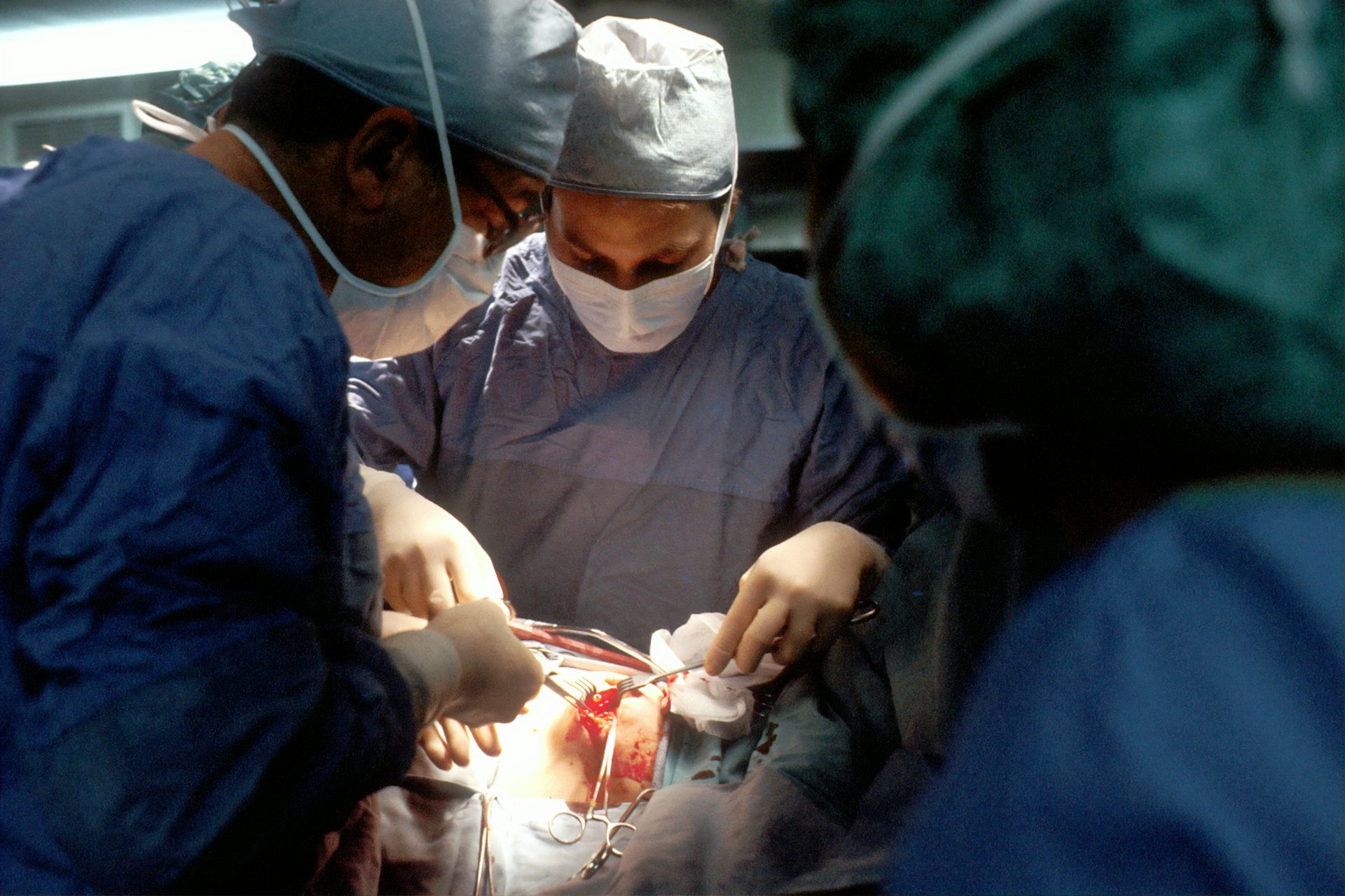 Des médecins pratiquent un acte chirurgical sur un patient