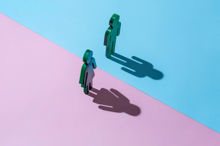 Figurines homme et femme en bleu et rose.