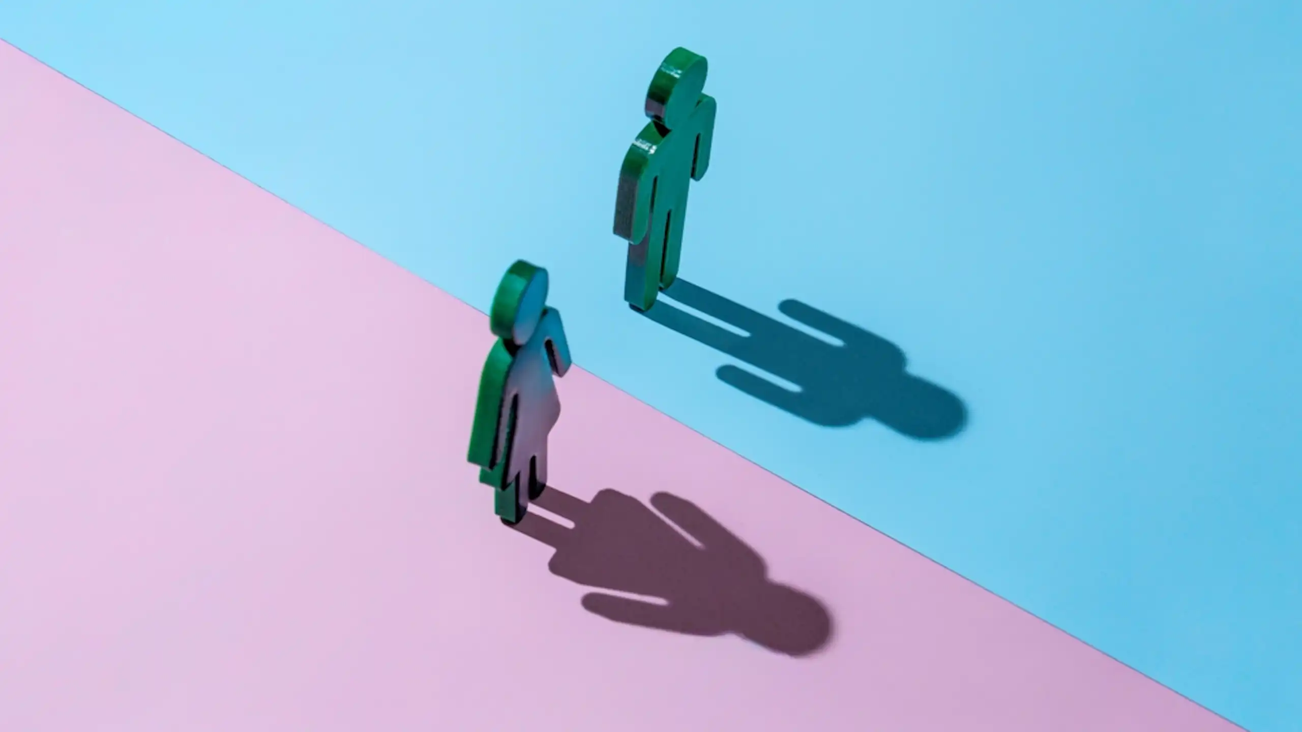 Figurines homme et femme en bleu et rose.